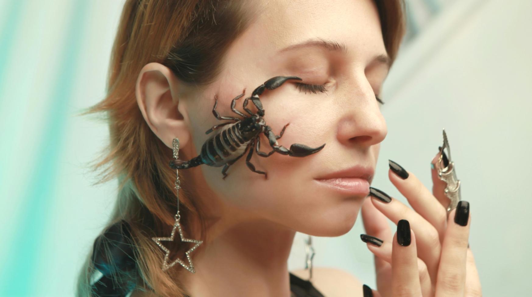 Ambiente di apprendimento moderno con postazioni di lavoro attrezzate per nail art