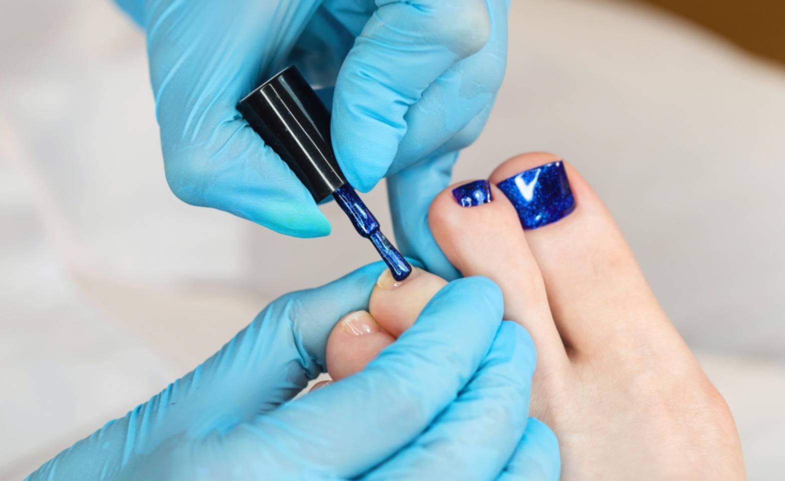 Studente che pratica tecniche di nail art in laboratorio con strumenti professionali