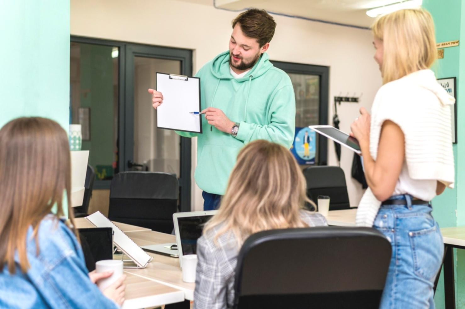 Dimostrazione pratica di tecniche avanzate per unghie acriliche in aula attrezzata