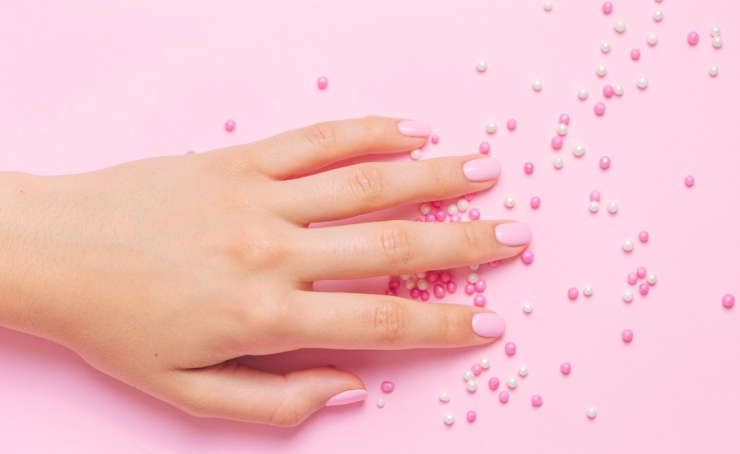 Tecniche avanzate di nail art con decorazioni intricate e sfumature professionali