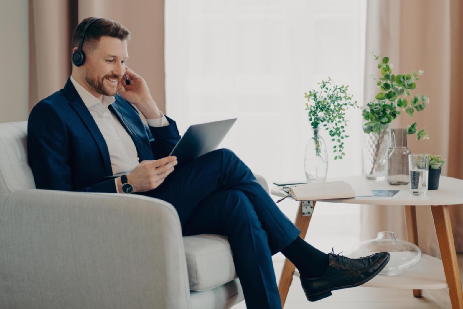 Sessione di formazione aziendale nail art con istruttore e partecipanti